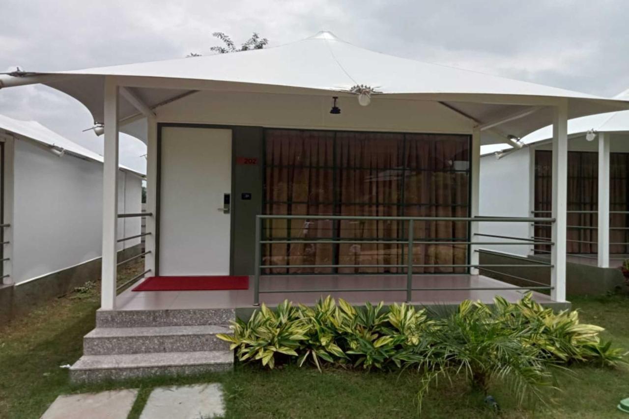 White Feather Resort Kauncha Silvassa Buitenkant foto