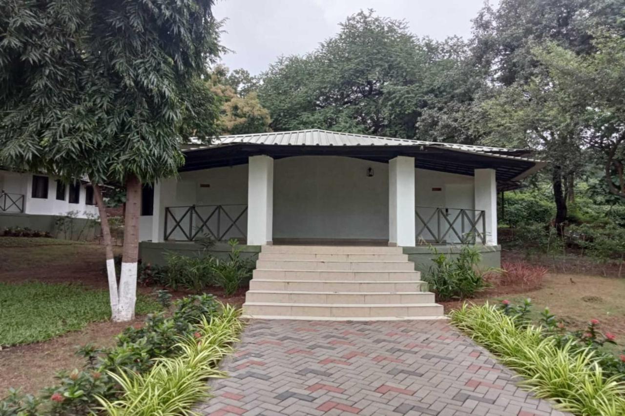 White Feather Resort Kauncha Silvassa Buitenkant foto