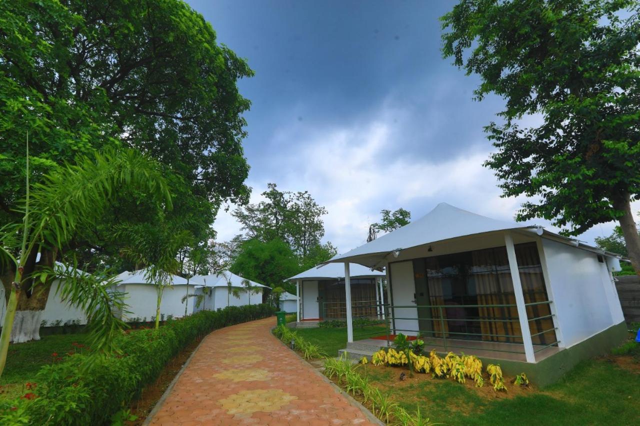 White Feather Resort Kauncha Silvassa Buitenkant foto