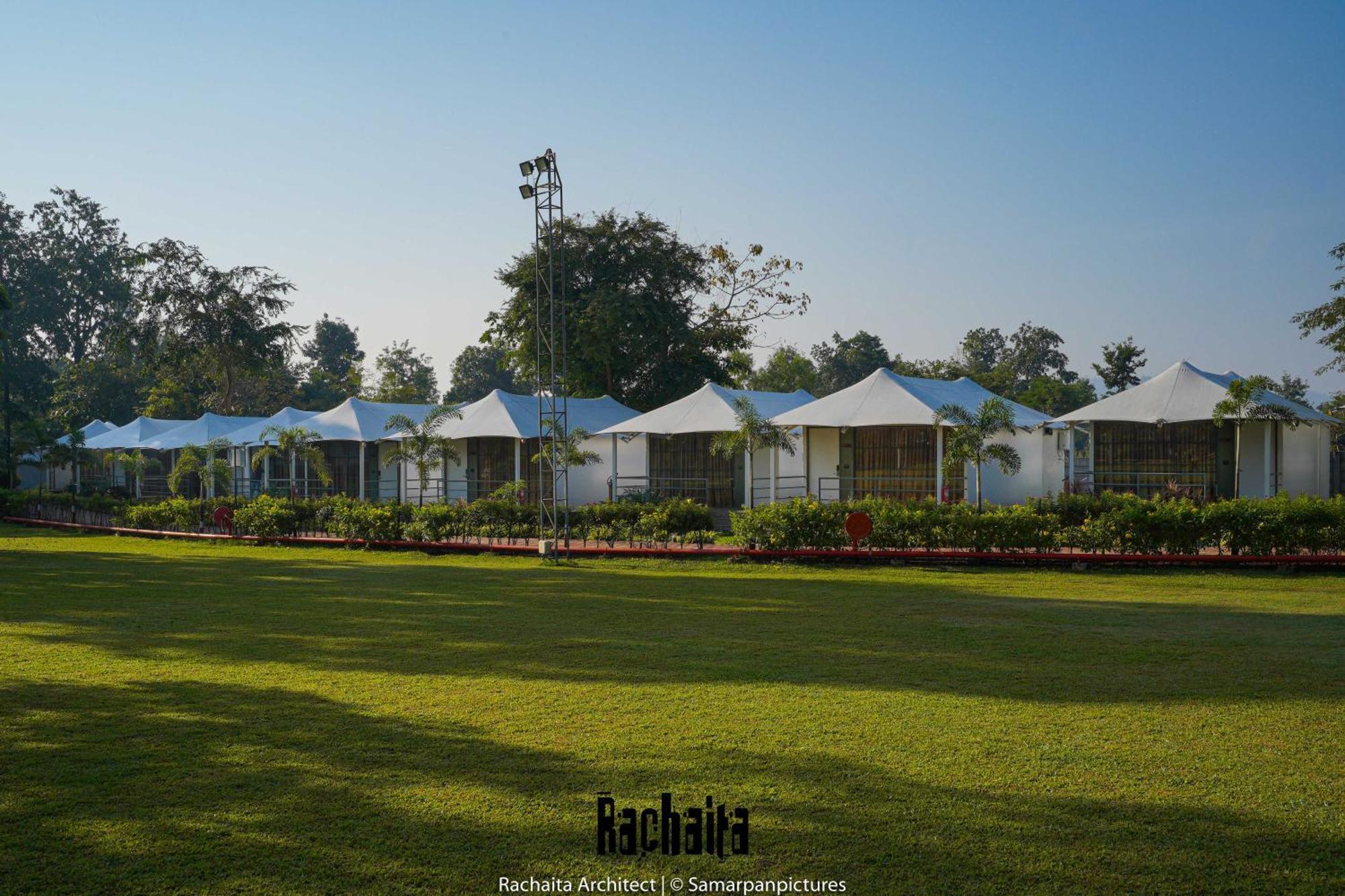 White Feather Resort Kauncha Silvassa Buitenkant foto
